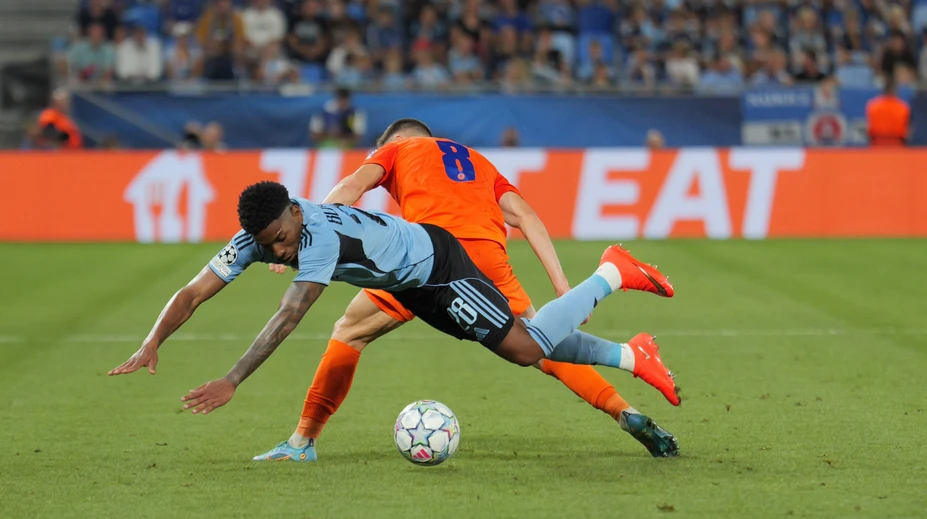 Moment, ktorý môže byť kľúčový. Aj Slovinci sa čudujú, prečo Slovan nekopal penaltu