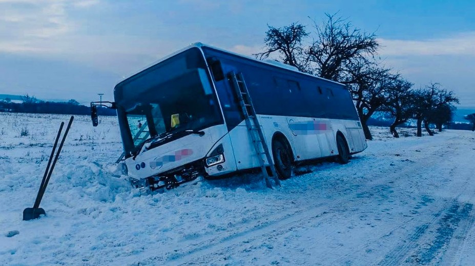 VIDEO: Exkluzívne zábery zvnútra autobusu. Uväznené deti vyslobodzovali cez okná