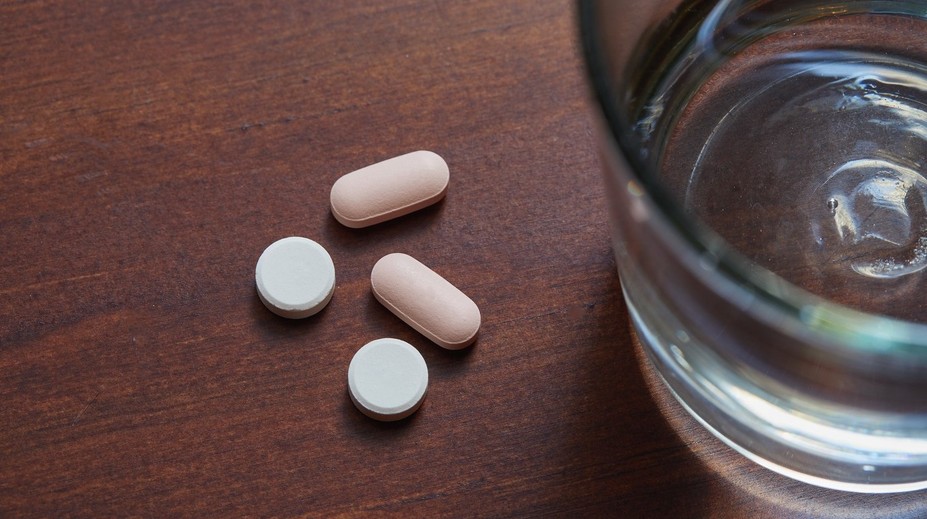 Čím zapíjate lieky? Čaj či džús môžu zmeniť ich účinok