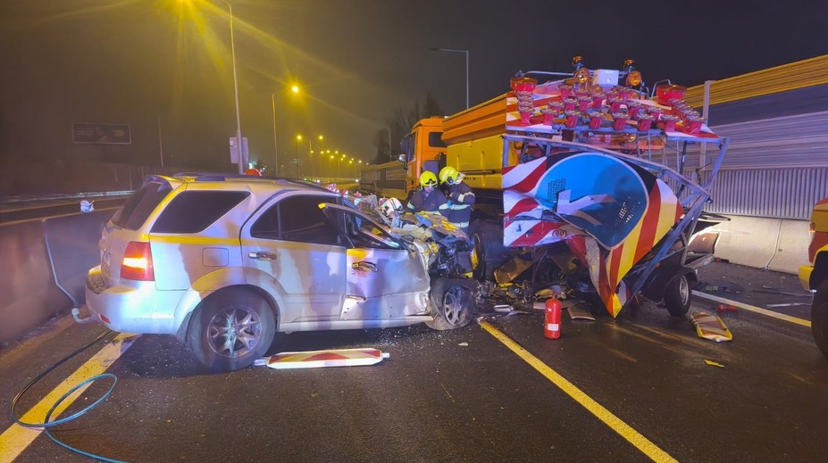 Vážna nehoda na D2. Mladý vodič narazil do odstaveného vozíka, kolóny by mali pretrvávať do večera