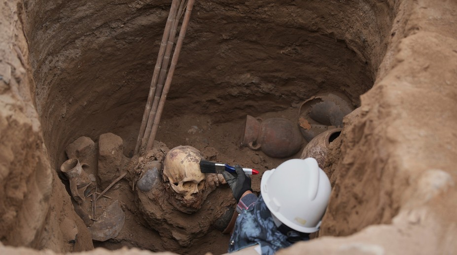 FOTO+VIDEO: Na hrobku narazili úplnou náhodou. Robotníci v Peru vykopali 1000 rokov starú múmiu