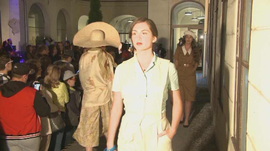 Boli ste už na módnej prehliadke z 20. rokov?