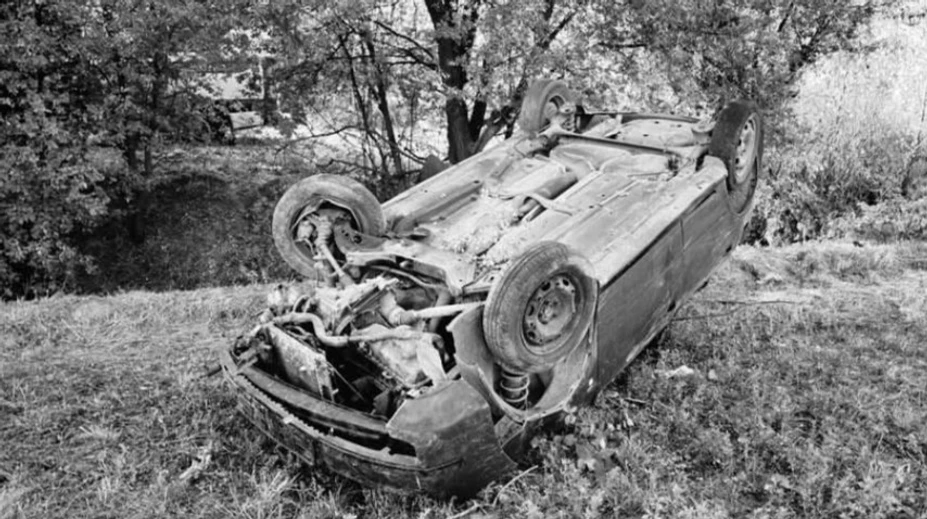 Auto skončilo na streche. Pod vozidlom našli osobu bez známok života