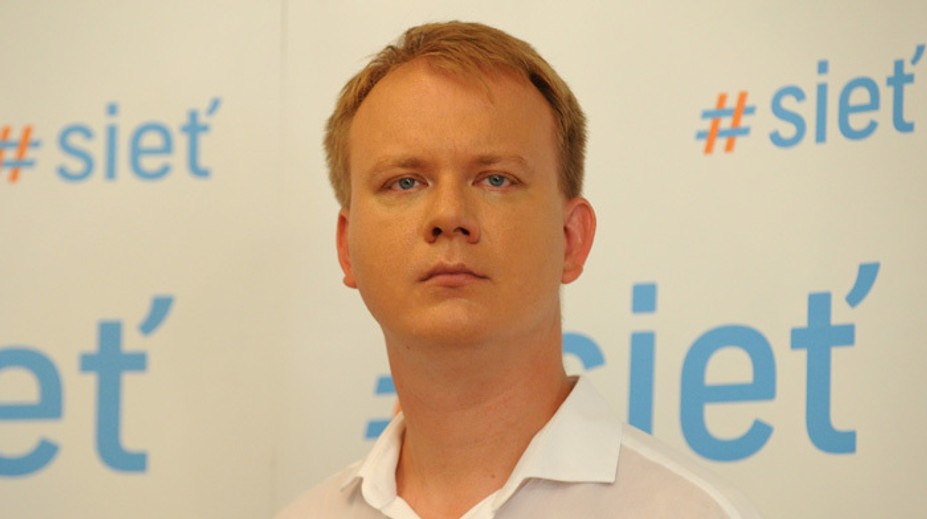 Podľa novej zmluvy môže "vládny masér" denne zarobiť až 10-tisíc eur