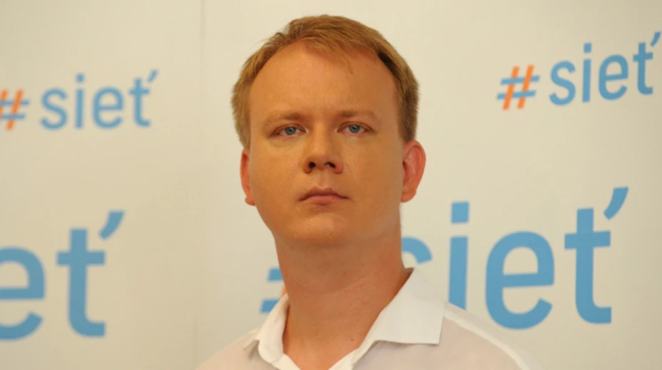 Podľa novej zmluvy môže "vládny masér" denne zarobiť až 10-tisíc eur