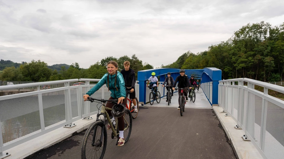 Slovensko a Česko spojil 120-kilometrový cyklookruh. Vedie popri hradoch aj prírodných atrakciách