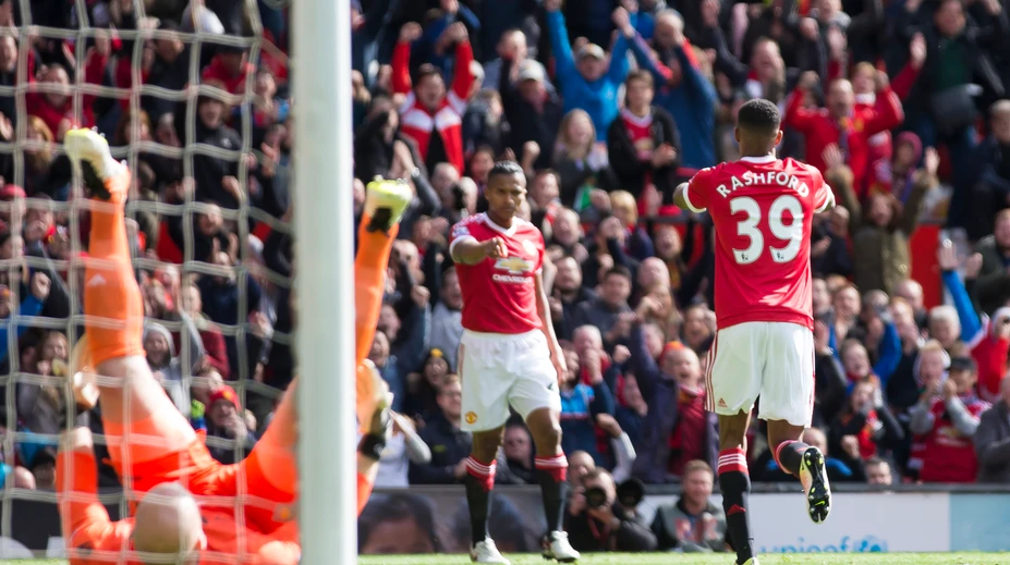 Manchester United zdolal Aston Vilu a poslal ju po 29 rokoch do nižšej súťaže