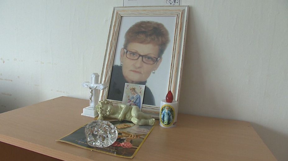 Muž si prišiel po urnu s popolom mŕtvej manželky, niekto ho však predbehol. O popol sa teraz sporia