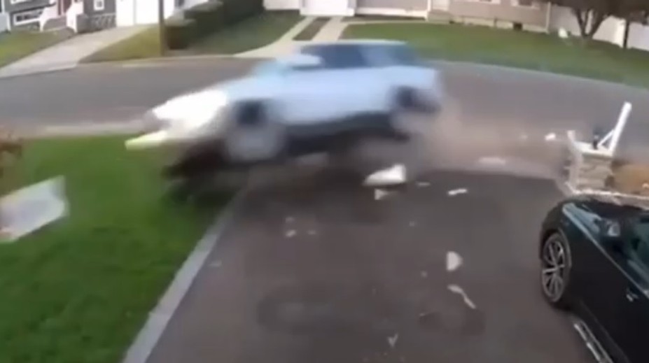 VIDEO: Opitá matka preletela s autom a zdemolovala časť domu. Vo vozidle sedeli tri malé deti