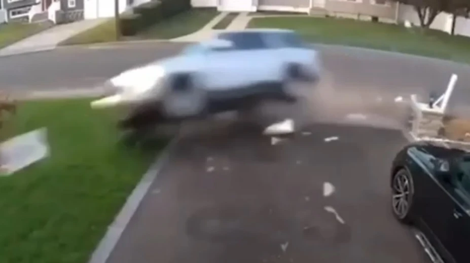VIDEO: Opitá matka preletela s autom a zdemolovala časť domu. Vo vozidle sedeli tri malé deti