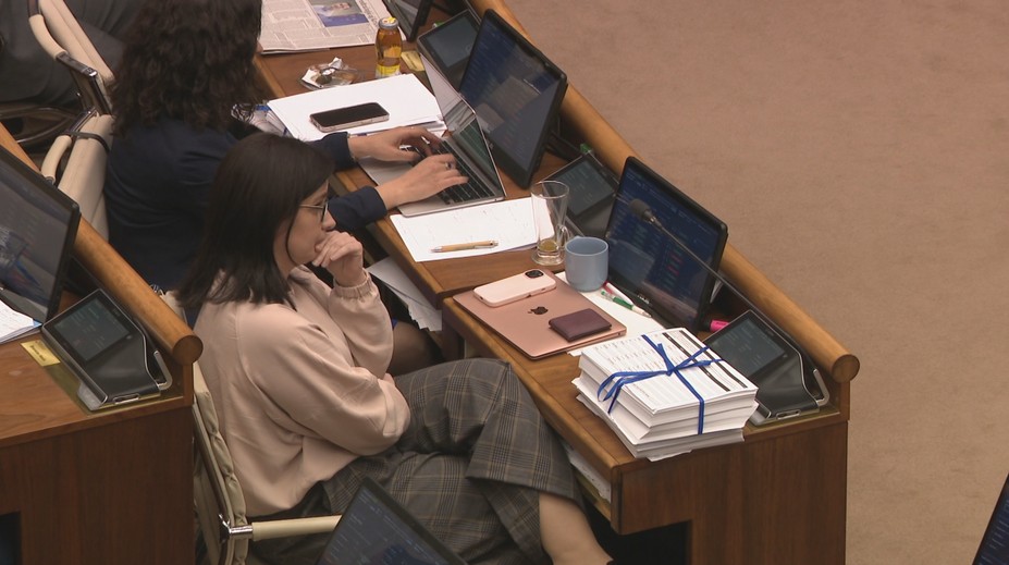 Debata o rušení voľbou zo zahraničia: PS opäť prinieslo do parlamentu sporné hárky s podpismi