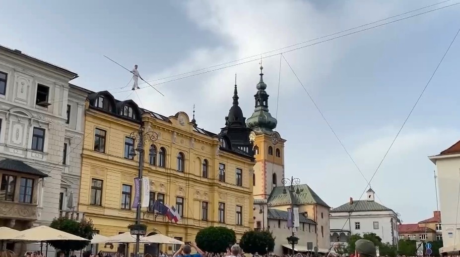 Unikátny zážitok v Banskej Bystrici. Povrazochodec Oliver Zimmermann sa prešiel nad mestom