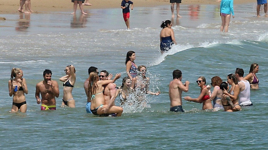 Celebrity na pláži: Taylor v bikinách, tehotná herečka obkročmo na manželovi