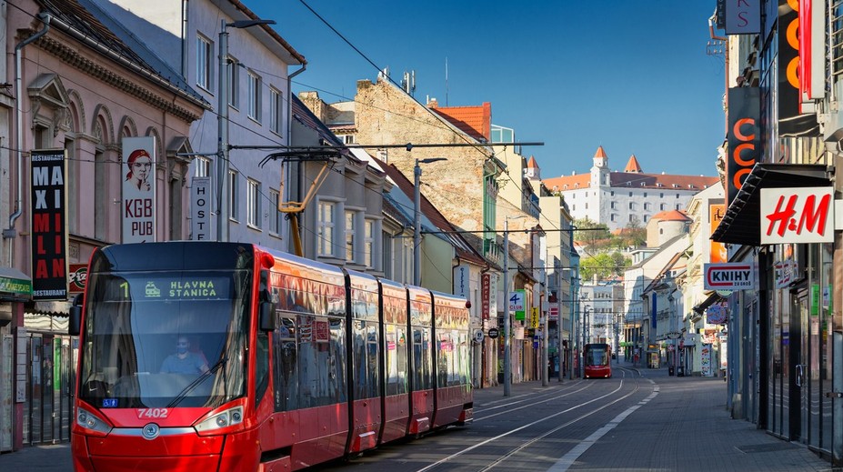 Bývať vo vlastnom sa stáva výsadou bohatých. Po realitnom hlási ochladenie aj hypotekárny trh