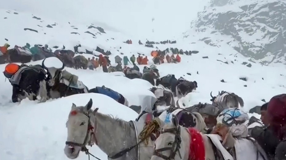 Veľká evakuácia pod Mount Everestom: Stovky turistov, ktorých uväznila búrka, sú už v bezpečí
