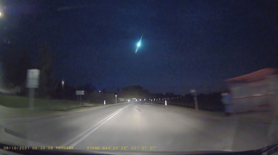 Východ Slovenska nadránom rozžiaril padajúci meteorit. Jaroslav ho zachytil na autokamere