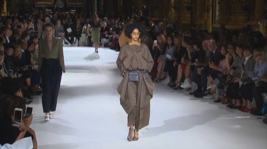 Viete prečo sa modelky na móle nikdy neusmievajú?