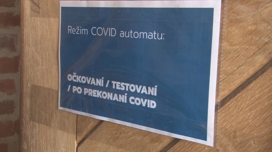 Samosprávy majú obmedziť pohyb v bordových okresoch, no starostovia nateraz nevedia ako postupovať