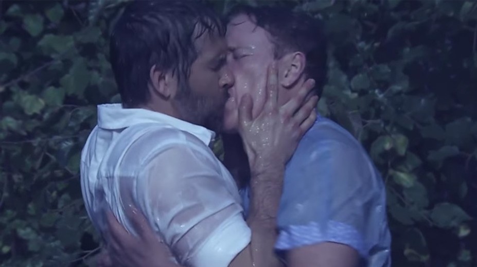 Šok pre fanúšičky! Slávny sexsymbol sa bozkával s mužom