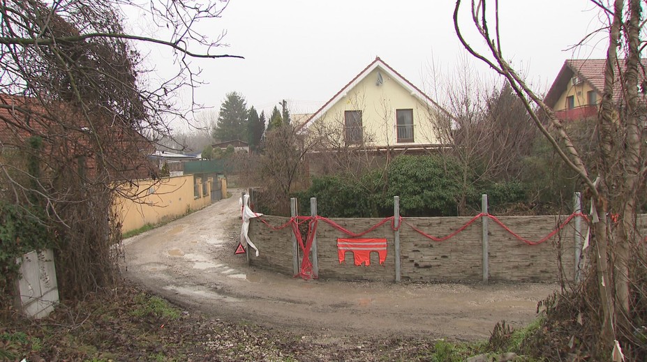 Susedka postavila múr cez cestu. Obyvatelia sú bez hasičov aj vývozu žumpy