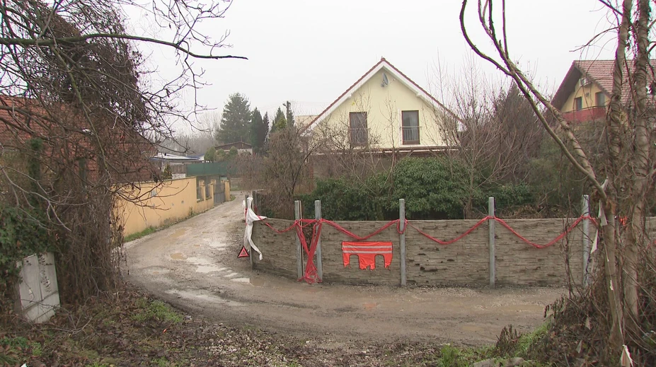 Susedka postavila múr cez cestu. Obyvatelia sú bez hasičov aj vývozu žumpy