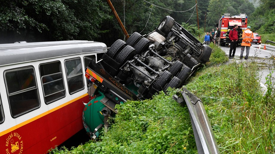 Cisterna sa rútila po mokrej ceste, zdemolovala historický vozeň Detskej železnice