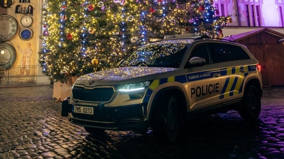 Stovky balíkov na ceste. Kuriérovi sa otvorila dodávka, ľudia v okolí neváhali