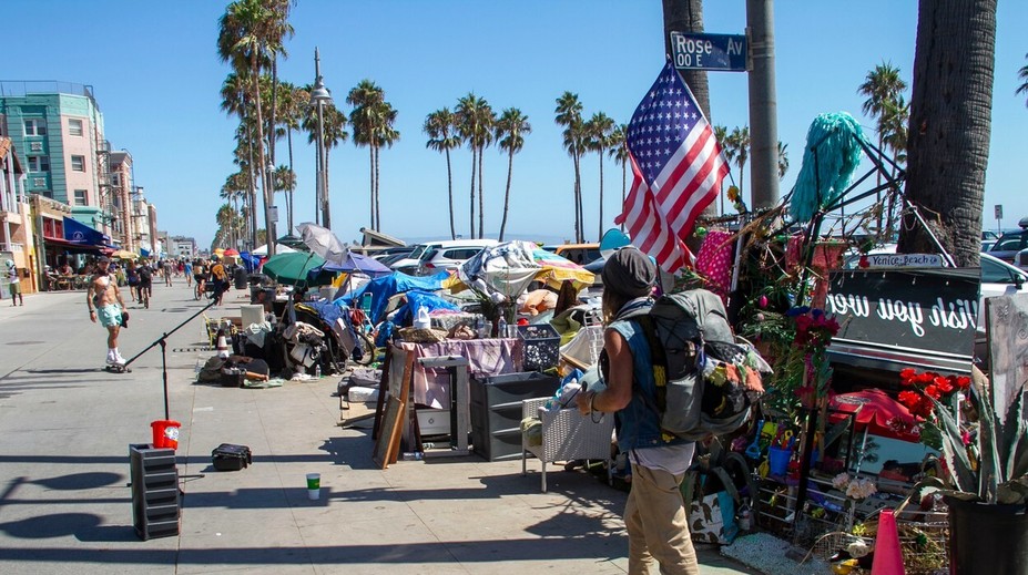 Celebrity a milionári opúšťajú Los Angeles. Slávne ulice sa menia na slumy plné bezdomovcov