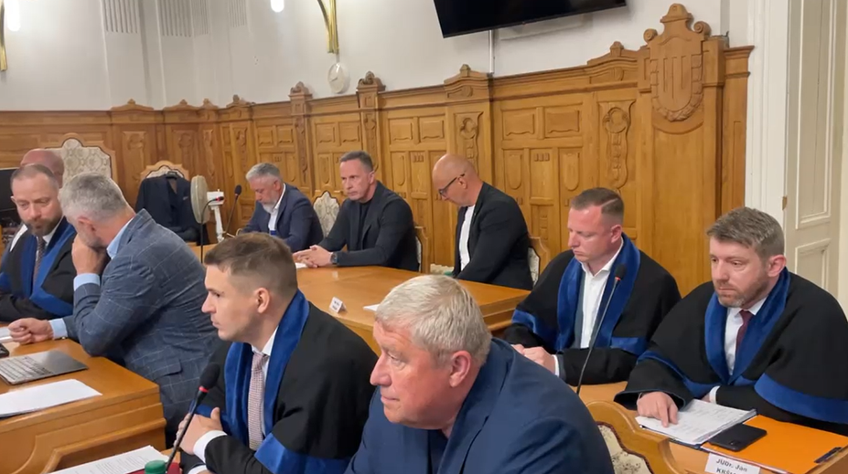 Začal sa ostro sledovaný proces v kauze Očistec. Na lavici obžalovaných sedia Bödör, Gašpar či Kováčik