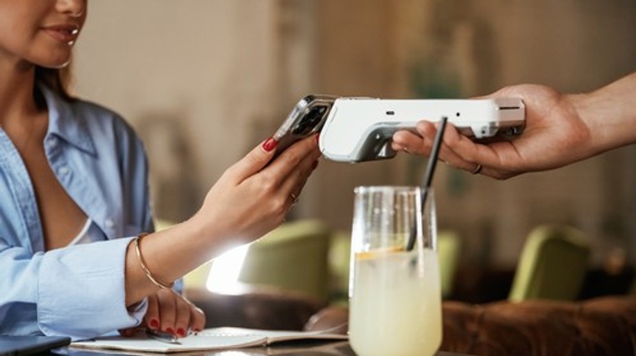 Turisti zúria. Obľúbená dovolenková destinácia mení pravidlá v reštauráciách