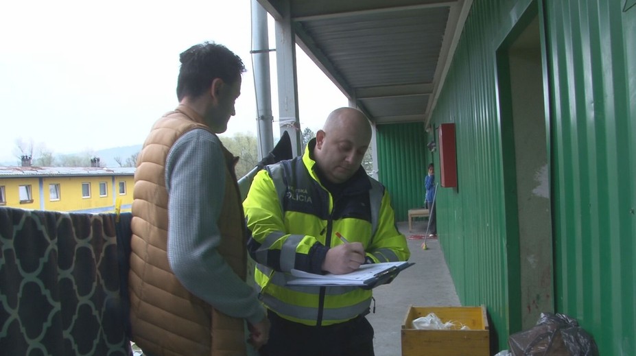 Nečakaná kontrola. Policajti bez ohlásenia klopali ľuďom na dvere