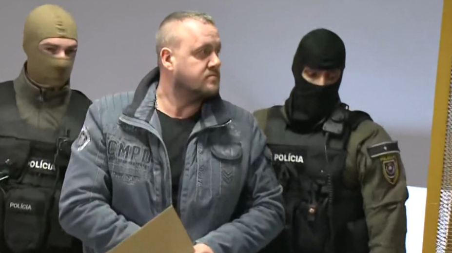 Zadržaní pri razii Kajúcnik strávili noc za mrežami, čakajú ich ďalšie výsluchy