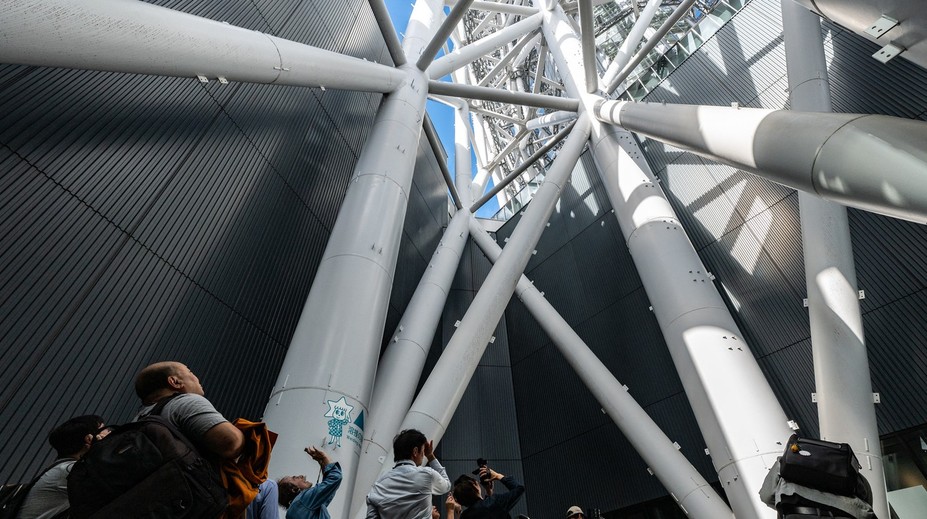 Nočná dráma v Tokiu. Ľudia strávili hodiny uväznení vo výťahu mrakodrapu