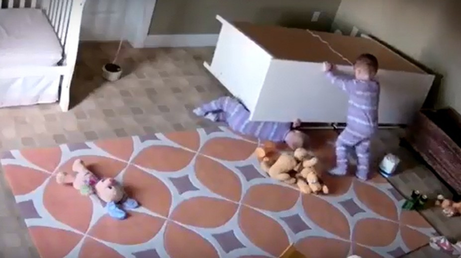 Batoľa zachránilo svoje dvojča. Privalila ho obrovská komoda