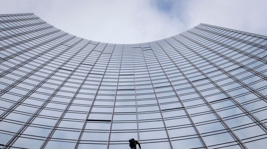 VIDEO: Pavúčí muž bez istenia zliezol mrakodrap vo Frankfurte