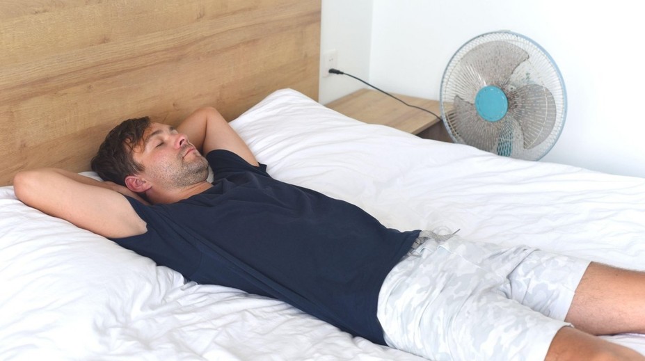 Napriek horúčave nespite so zapnutým ventilátorom. Spánkový expert vysvetlil riziká