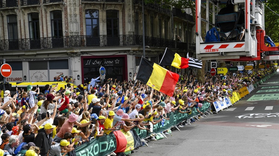 Totálna strata chochmesu? Fanúšikovia na dedine skákali po hroboch pre lepší výhľad na preteky