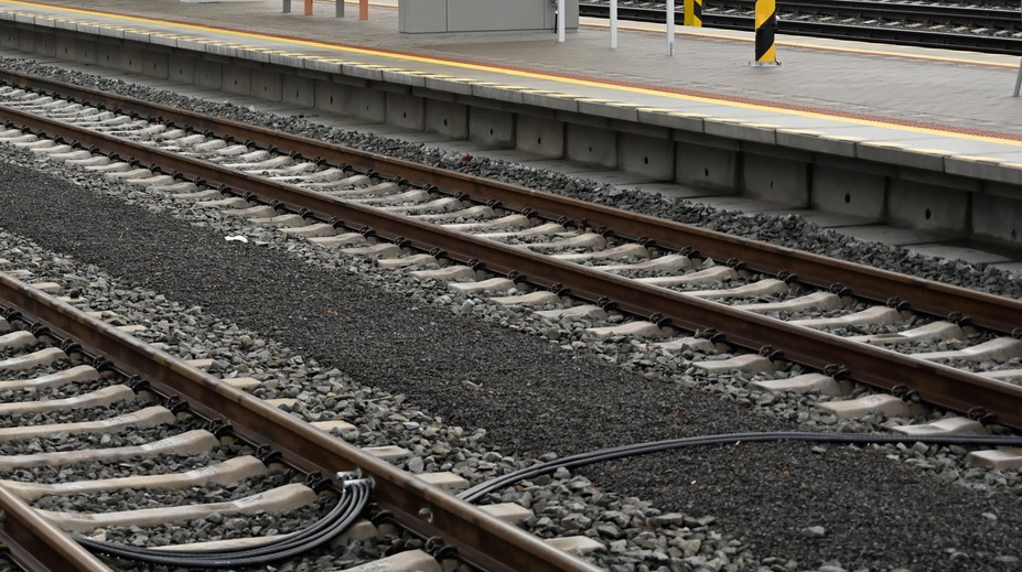 Komplikácie na železnici. Doprava medzi Sencom a Sládkovičovom je prerušená, zranil sa rušňovodič