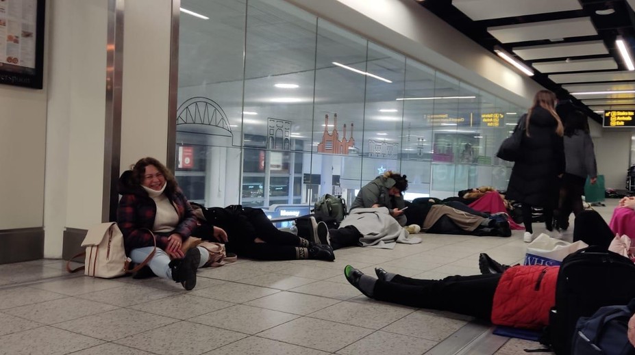 Uviazli na londýnskom letisku na 24 hodín. Slovenské učiteľky zažili noc, na ktorú nezabudnú