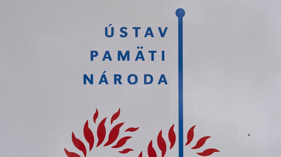 Ústav pamäti národa zverejnil mená vyšetrovateľov ŠtB. Plánuje v tom pokračovať