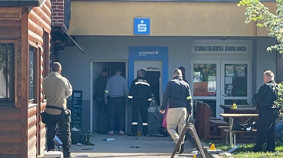 Explózia bankomatu v Trenčianskom kraji. Časti lietali desiatky metrov, páchatelia ušli
