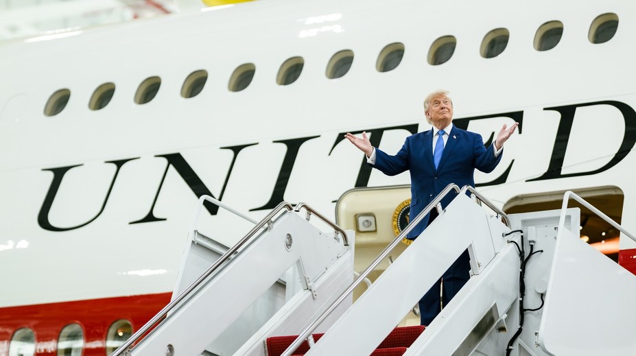 Trumpovi pri odchode zo samitu NATO hrozil atentát. Pri presune medzi lietadlami sa schoval v kontajneri na jedlo