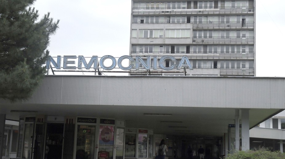 Brutálny incident v ružinovskej nemocnici, na urgente zasahovalo 15 policajtov. Páchateľ už pozná svoj trest