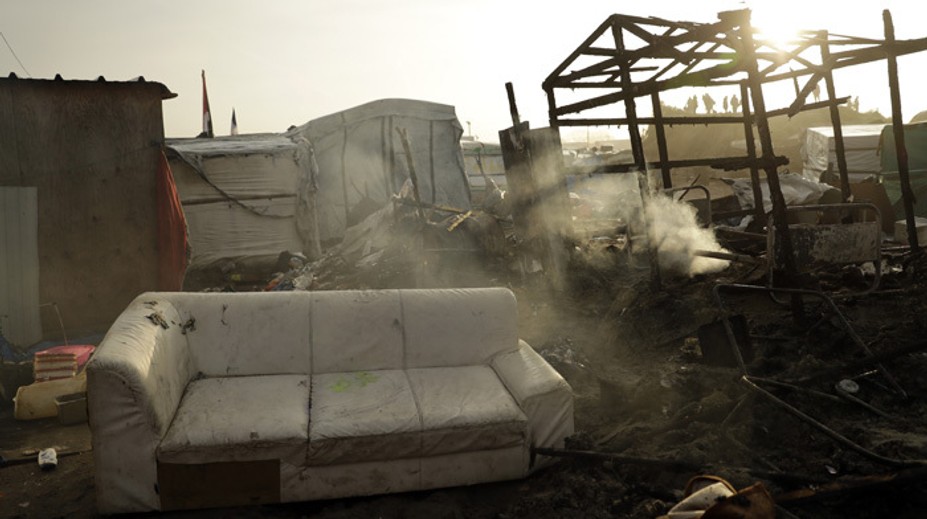 V "Džungli" dohárajú zvyšky prístreškov, zapálili ich zrejme odchádzajúci migranti