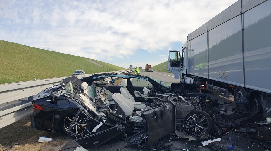 VIDEO: Takto to dopadne, keď sa vodič naplno nevenuje šoférovaniu. BMW na diaľnici napálilo do stojaceho kamiónu