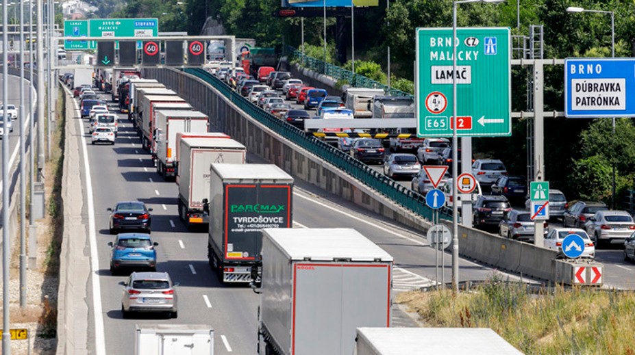 Rozsiahle kolóny ochromili premávku v Bratislave, spôsobila ich nehoda