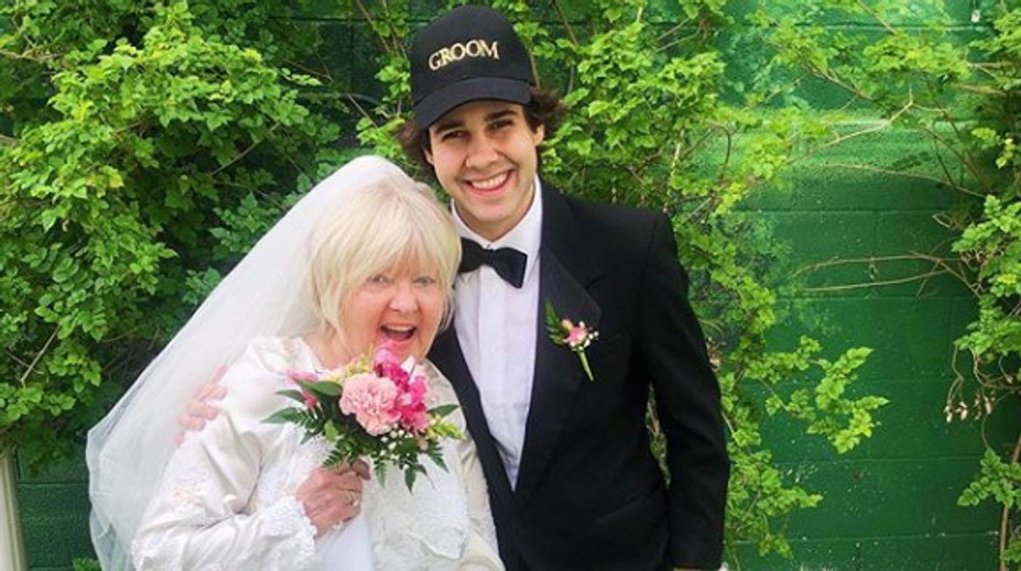 Slovenský youtuber si vzal kamarátovu mamu (75). Mesiac po svadbe sa rozvádzajú