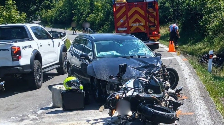 Nešťastný deň na slovenských cestách pokračuje. Vodička auta mala prejsť do protismeru a zraziť sa s motorkármi