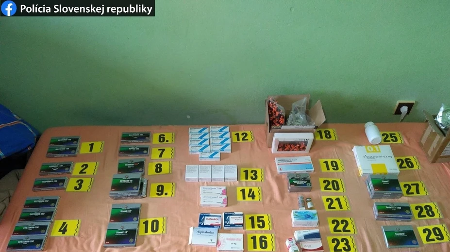 NAKA zadržala kšeftárov s anabolikami. Sú medzi nimi aj dvaja policajti