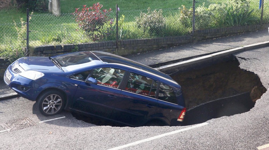 V Londýne sa otvorila zem. Obria diera zhltla auto